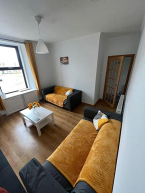 Homely 3 bed town centre flat